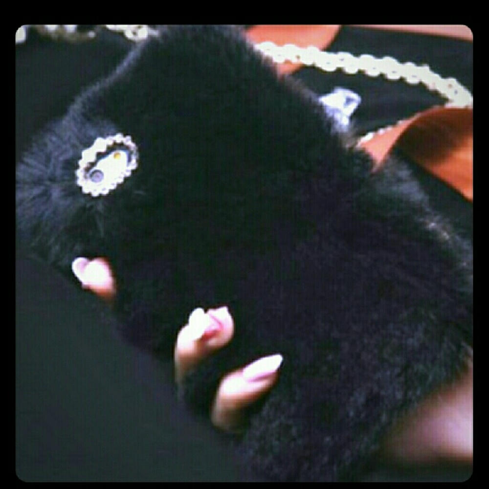 〽BLACK🐨FUZZY FUR!🐨Iphone 6 Plus Case📞